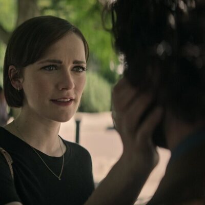 Penn Badgley y Charlotte Ritchie en '¿A dónde vas? ¿Dónde has estado?' de 'You'