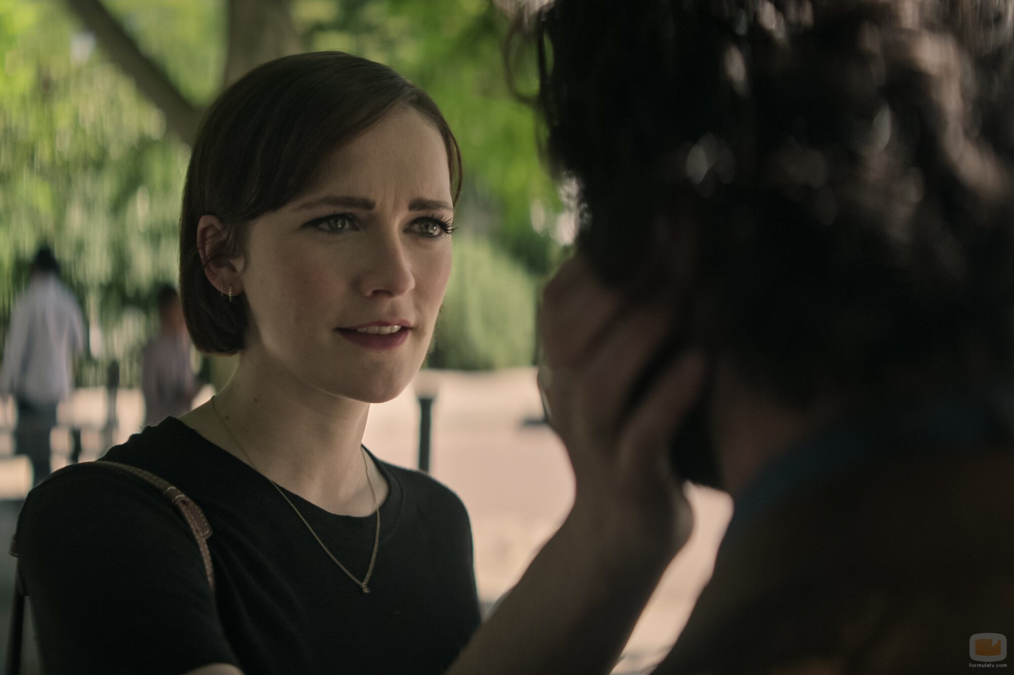 Penn Badgley y Charlotte Ritchie en '¿A dónde vas? ¿Dónde has estado?' de 'You'