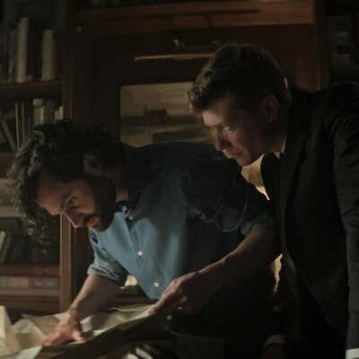 Penn Badgley y Ed Speleers en el 4x08 de 'You'