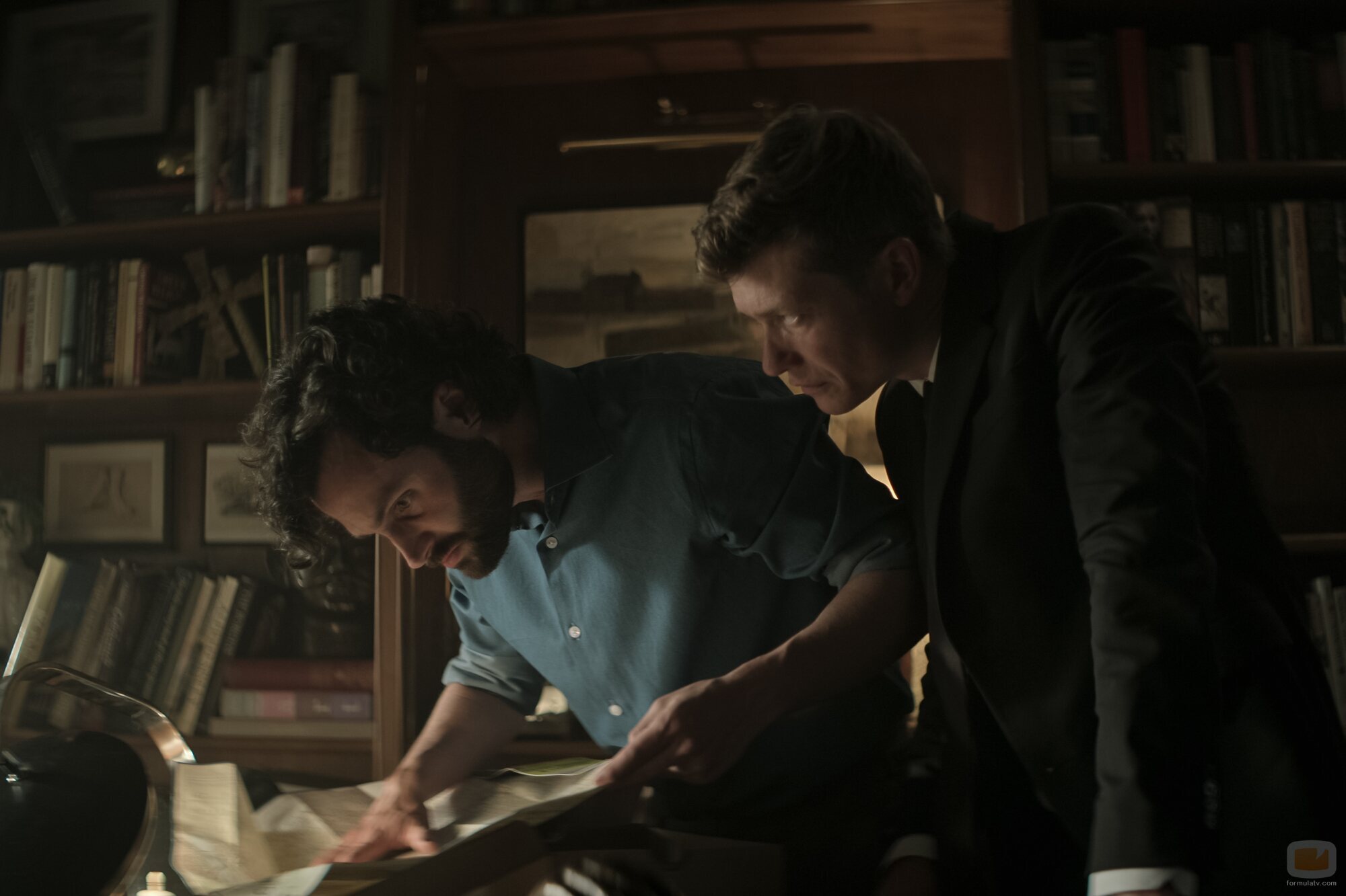 Penn Badgley y Ed Speleers en el 4x08 de 'You'