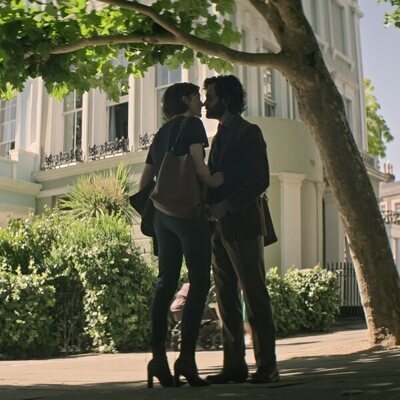 Penn Badgley y Charlotte Ritchie en el 4x08 de 'You'