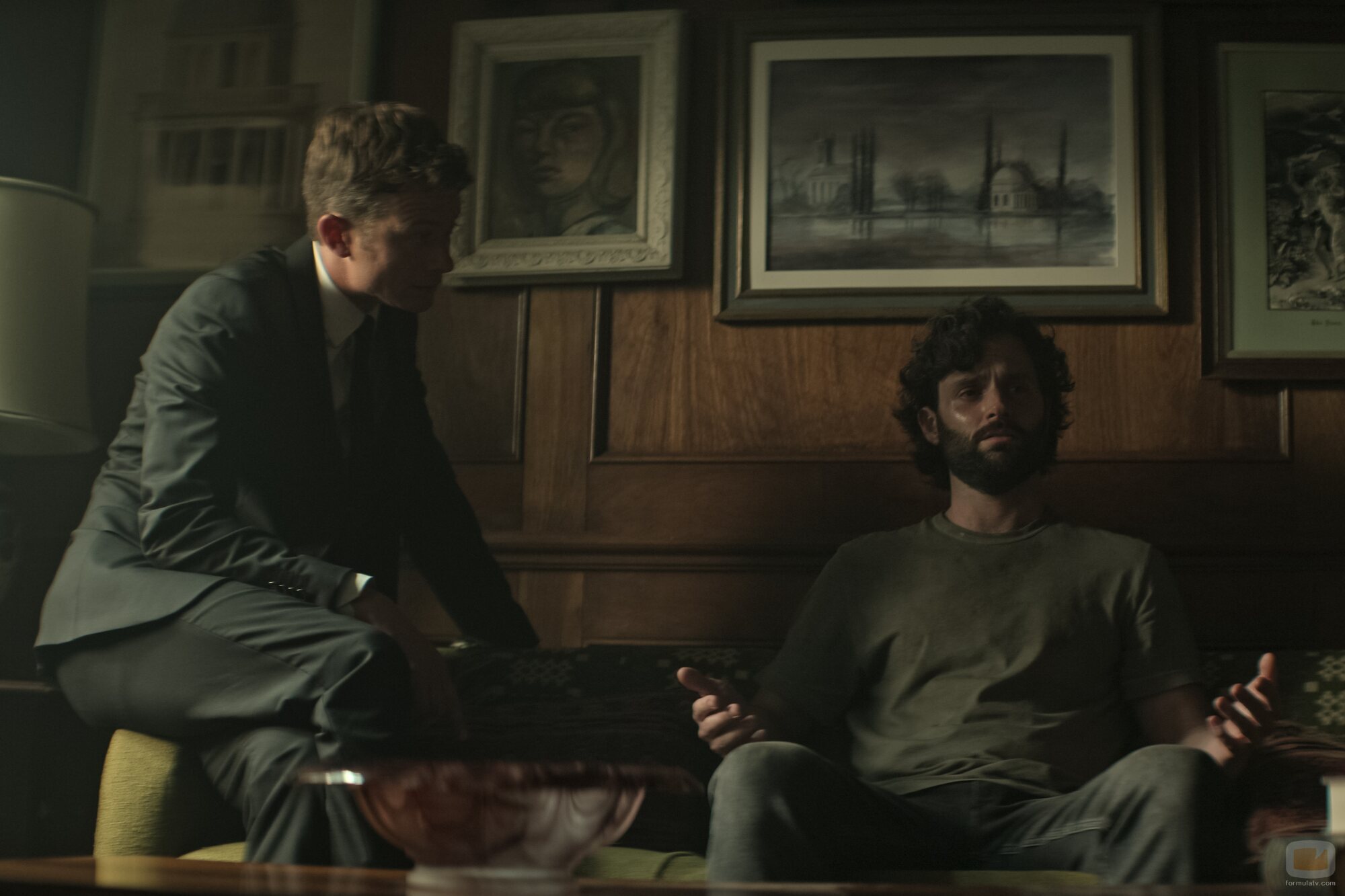 Penn Badgley y Ed Speleers en Capítulo 8 titulado '¿A dónde vas? ¿Dónde has estado?' de 'You'