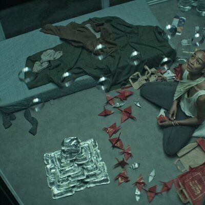 Escena de Tati Gabrielle en la temporada 4 y el capítulo 08 de 'You'