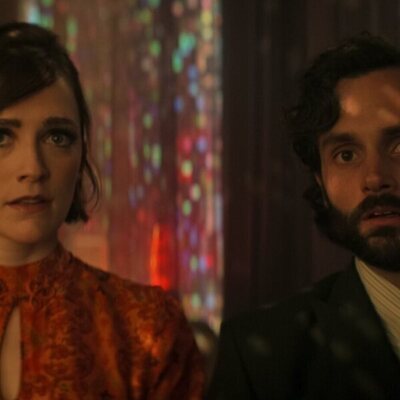 Penn Badgley y Charlotte Ritchie en 4x09 titulado 'Ella no está allí' de 'You'