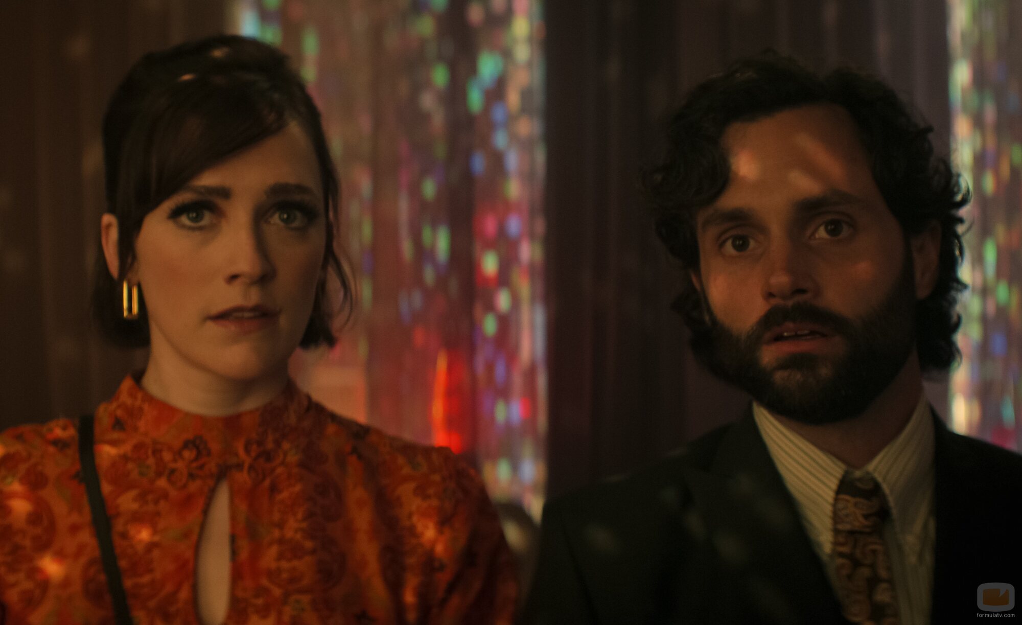 Penn Badgley y Charlotte Ritchie en 4x09 titulado 'Ella no está allí' de 'You'