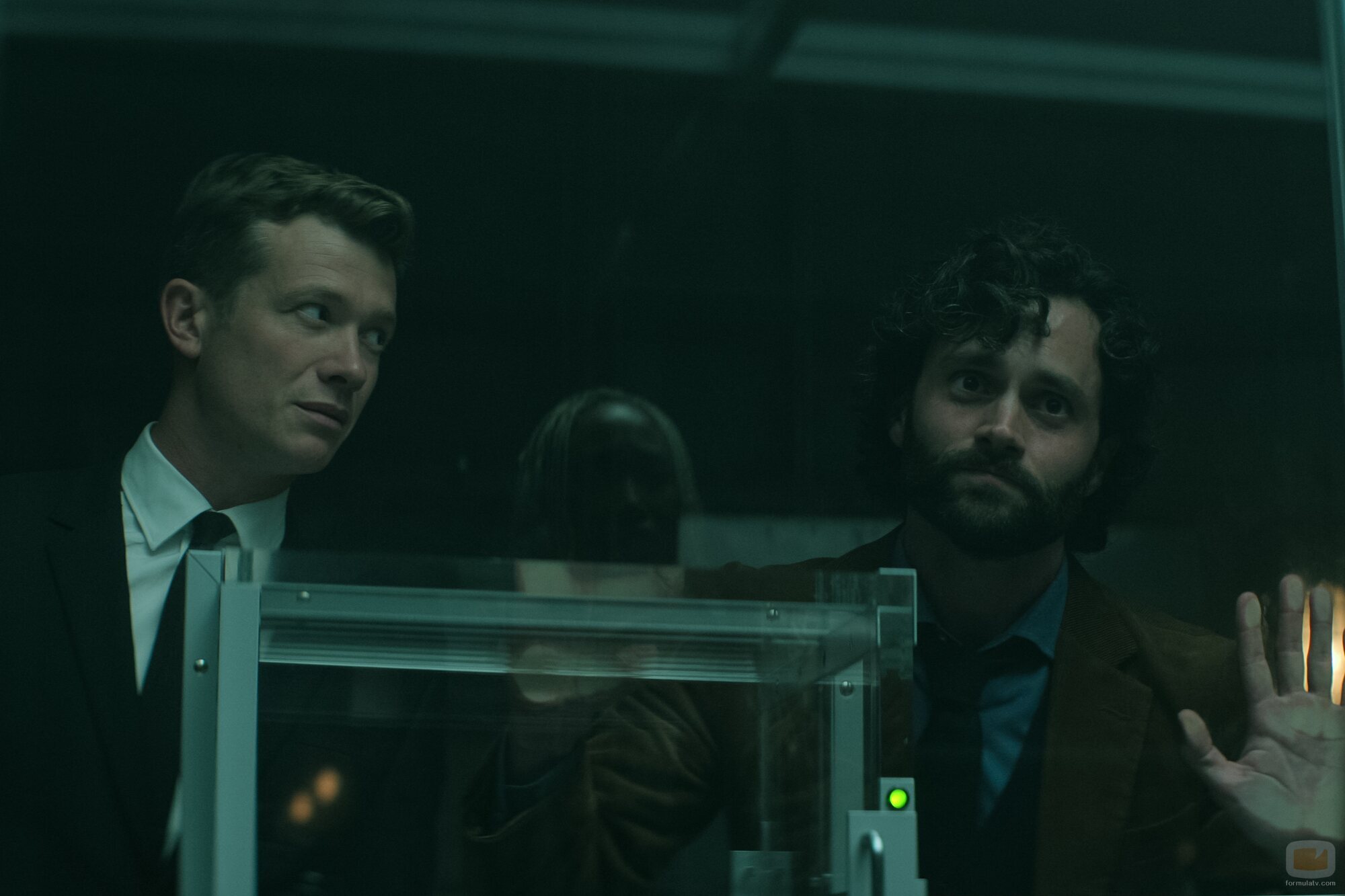 Penn Badgley y Ed Speleers en el 4x09 de 'You'