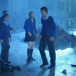 Yon González, bajo la lluvia con sus compañeros en 'El internado'