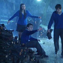 Los alumnos de 'El internado' bajo la lluvia