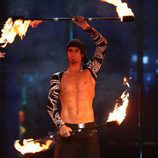 Hombre con el torso desnudo y fuego