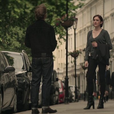 Escena de Charlotte Ritchie en Capítulo 9 titulado 'Ella no está allí' de 'You'