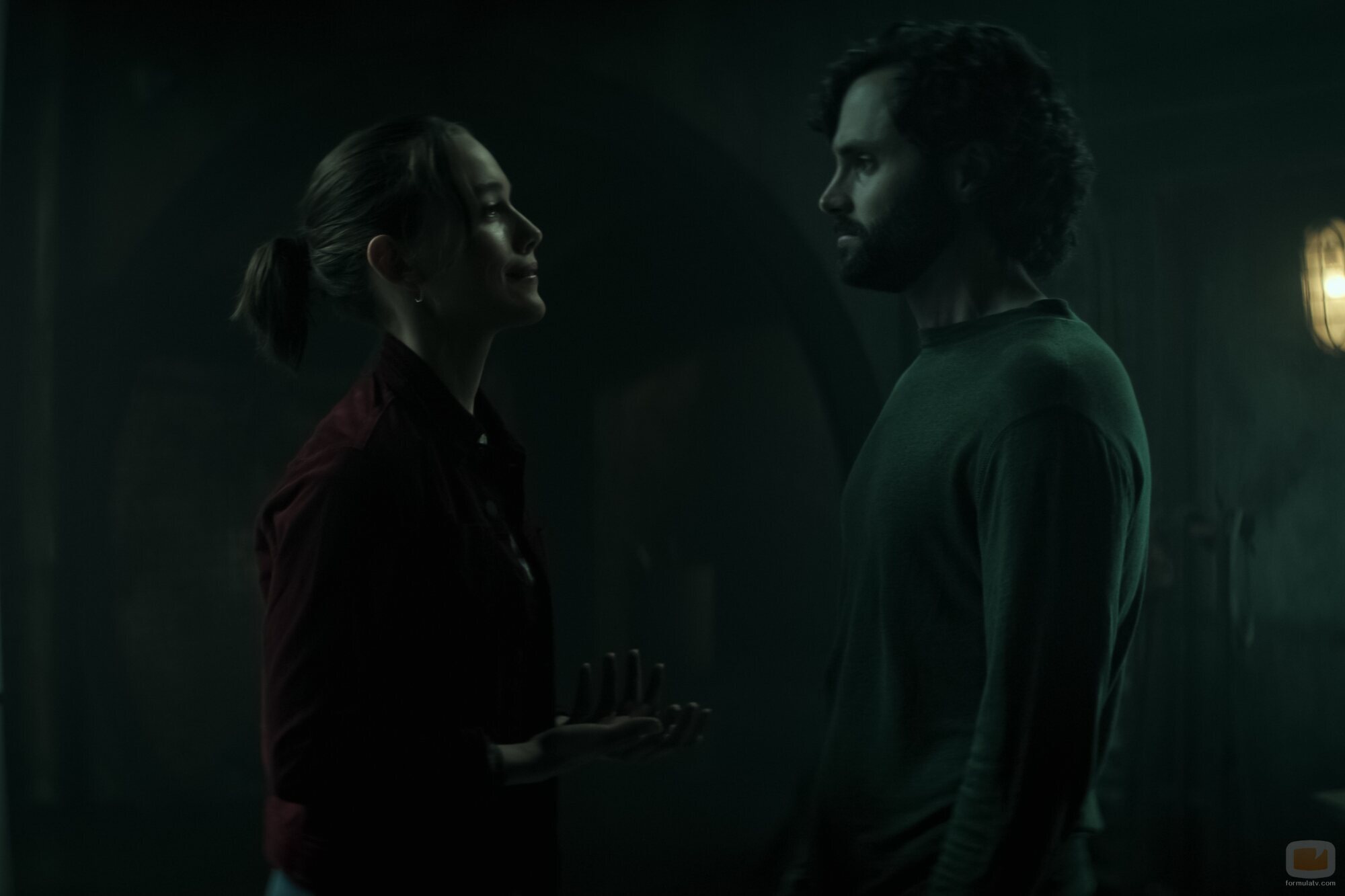 Penn Badgley y Victoria Pedretti en 'Ella no está allí' de 'You'