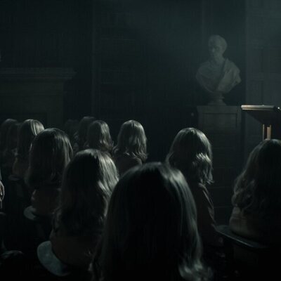 Penn Badgley y Elizabeth Lail en la temporada 4 y el capítulo 09 de 'You'
