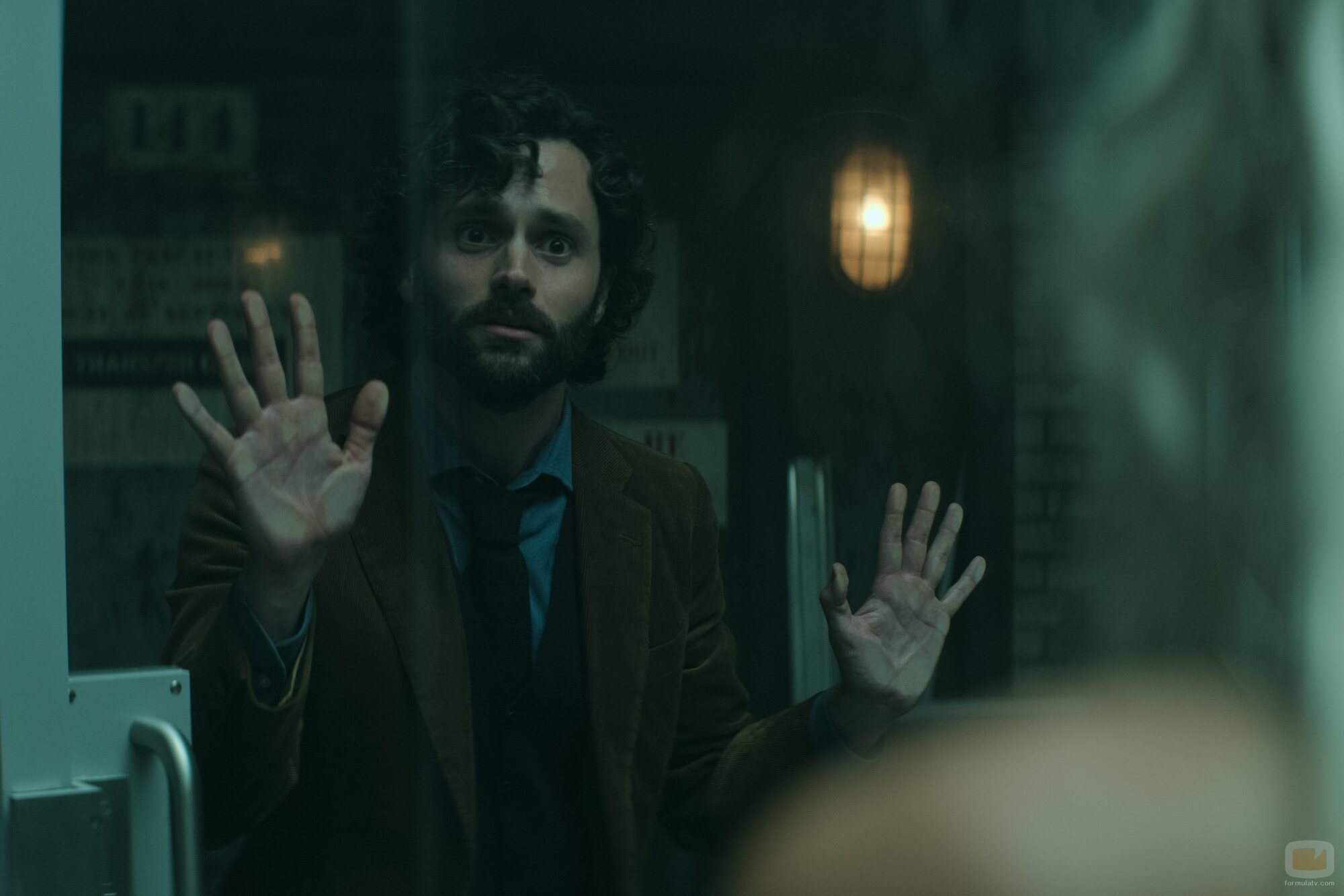 Imagen de Penn Badgley en 4x09 'Ella no está allí' de 'You'