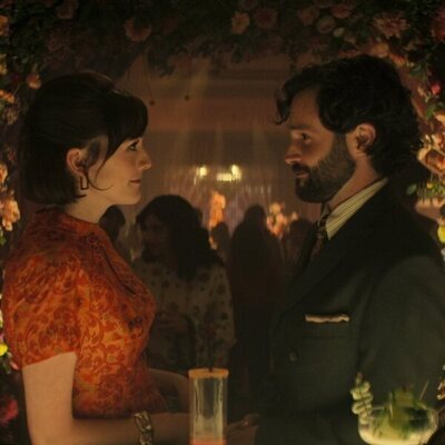Penn Badgley y Charlotte Ritchie en 4x09 'Ella no está allí' de 'You'