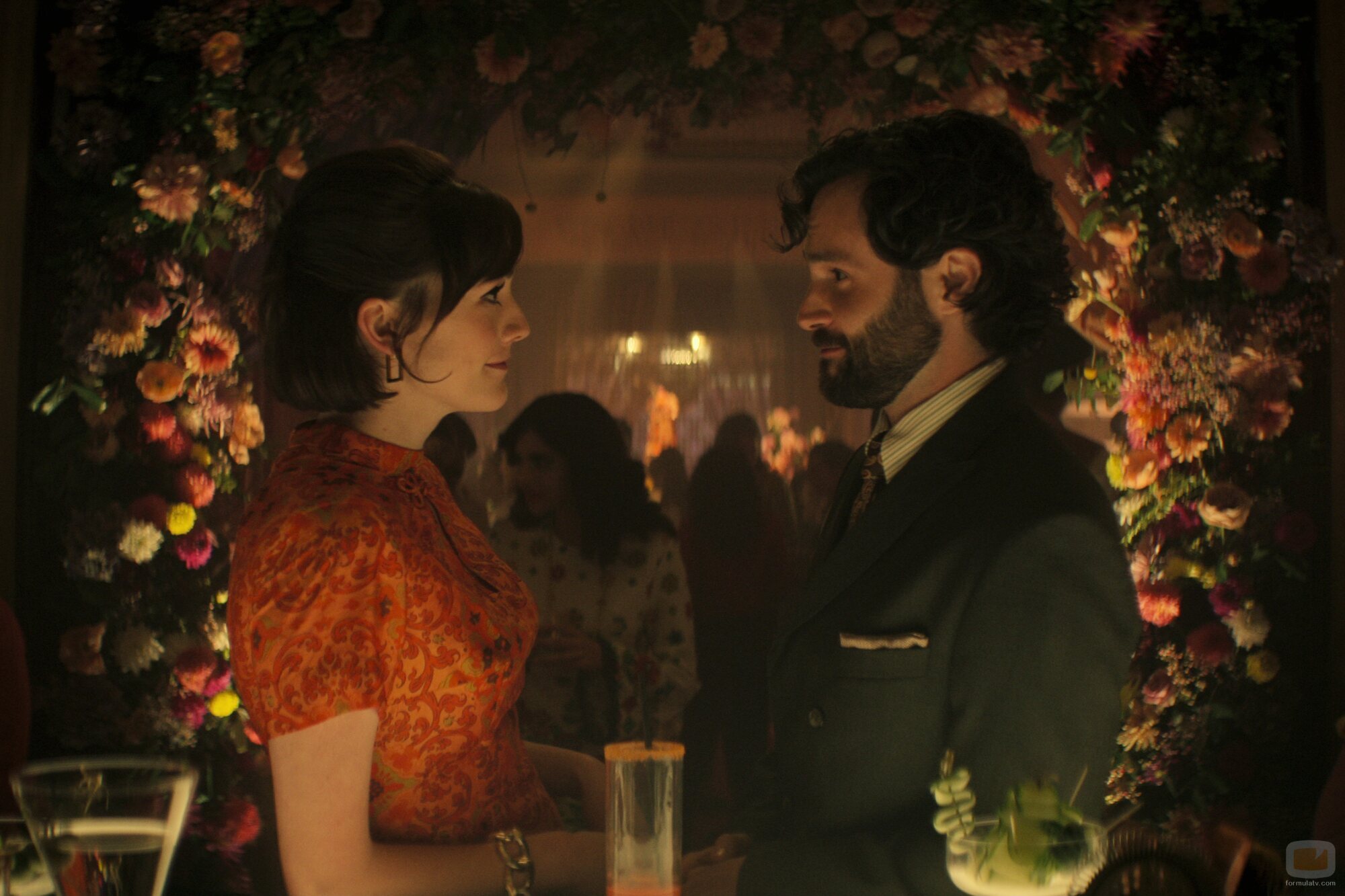 Penn Badgley y Charlotte Ritchie en 4x09 'Ella no está allí' de 'You'