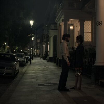 Penn Badgley y Charlotte Ritchie en la temporada 4 y el capítulo 09 de 'You'