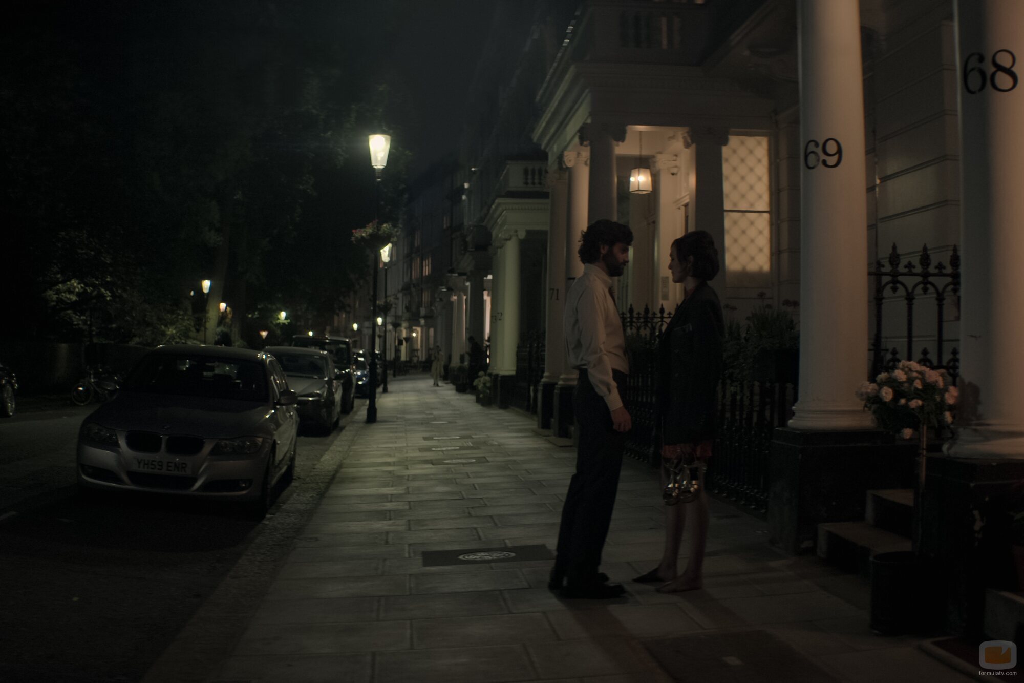 Penn Badgley y Charlotte Ritchie en la temporada 4 y el capítulo 09 de 'You'
