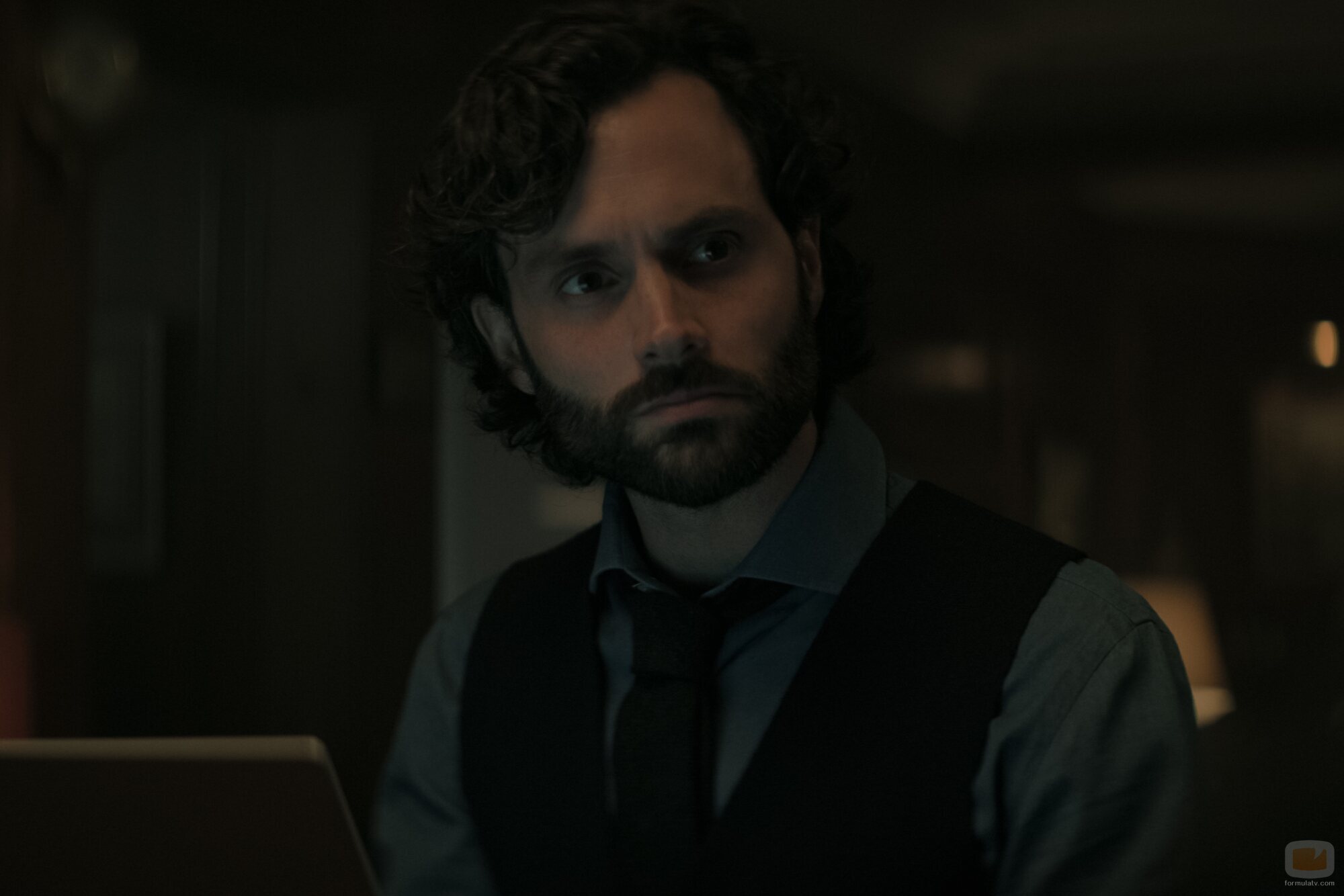 Penn Badgley en 4x09 titulado 'Ella no está allí' de 'You'