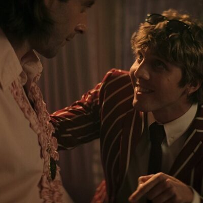 Lukas Gage en 4x09 'Ella no está allí' de 'You'