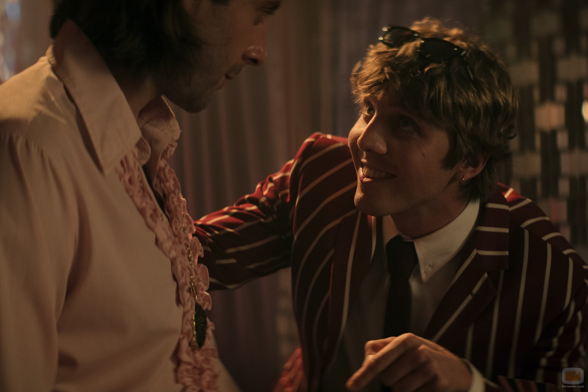 Lukas Gage en 4x09 'Ella no está allí' de 'You'