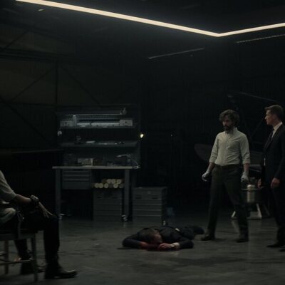 Penn Badgley y Ed Speleers en el 4x10 de 'You'
