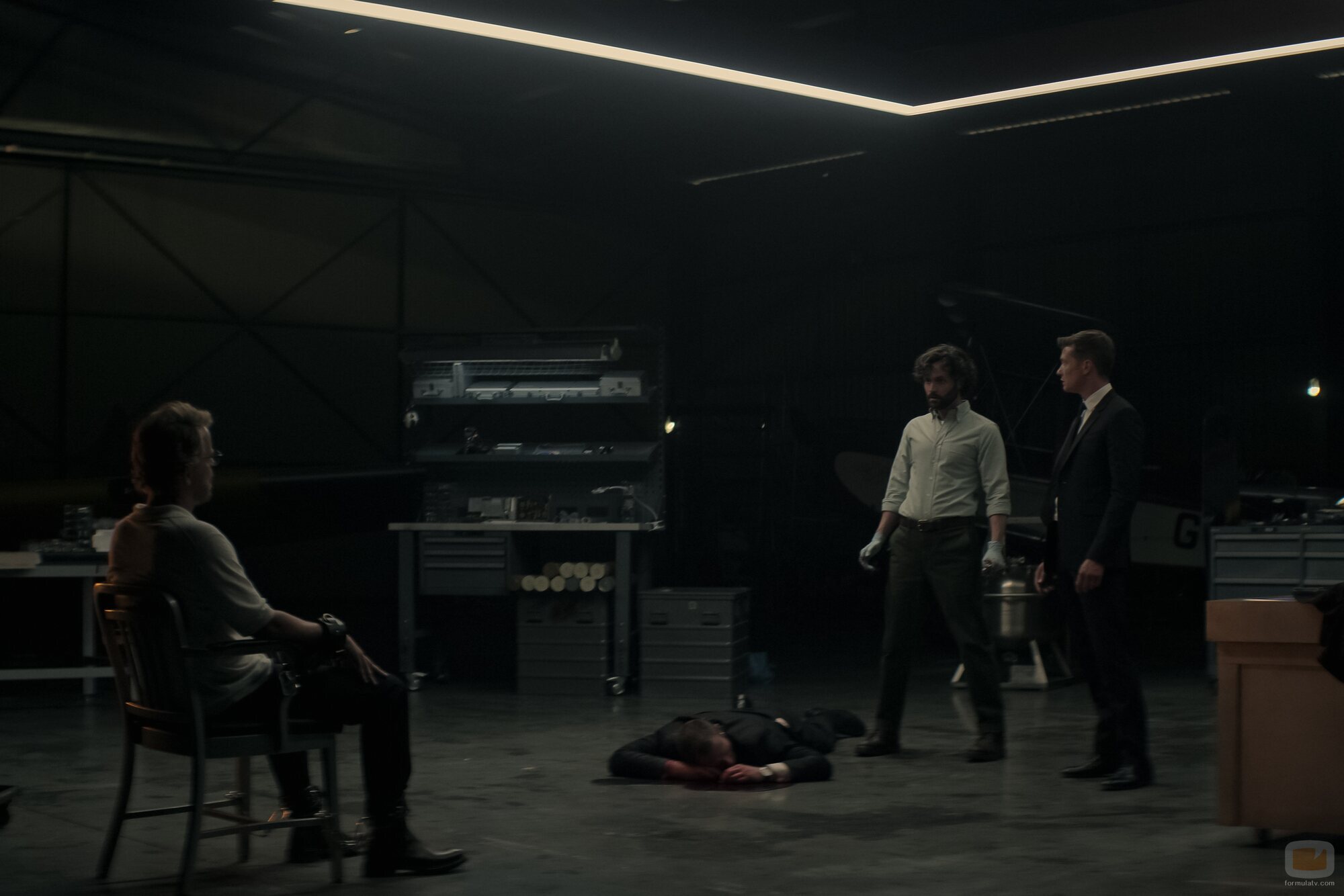 Penn Badgley y Ed Speleers en el 4x10 de 'You'