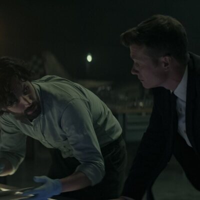 Penn Badgley y Ed Speleers en 4x10 titulado 'La muerte de Jonathan Moore' de 'You'