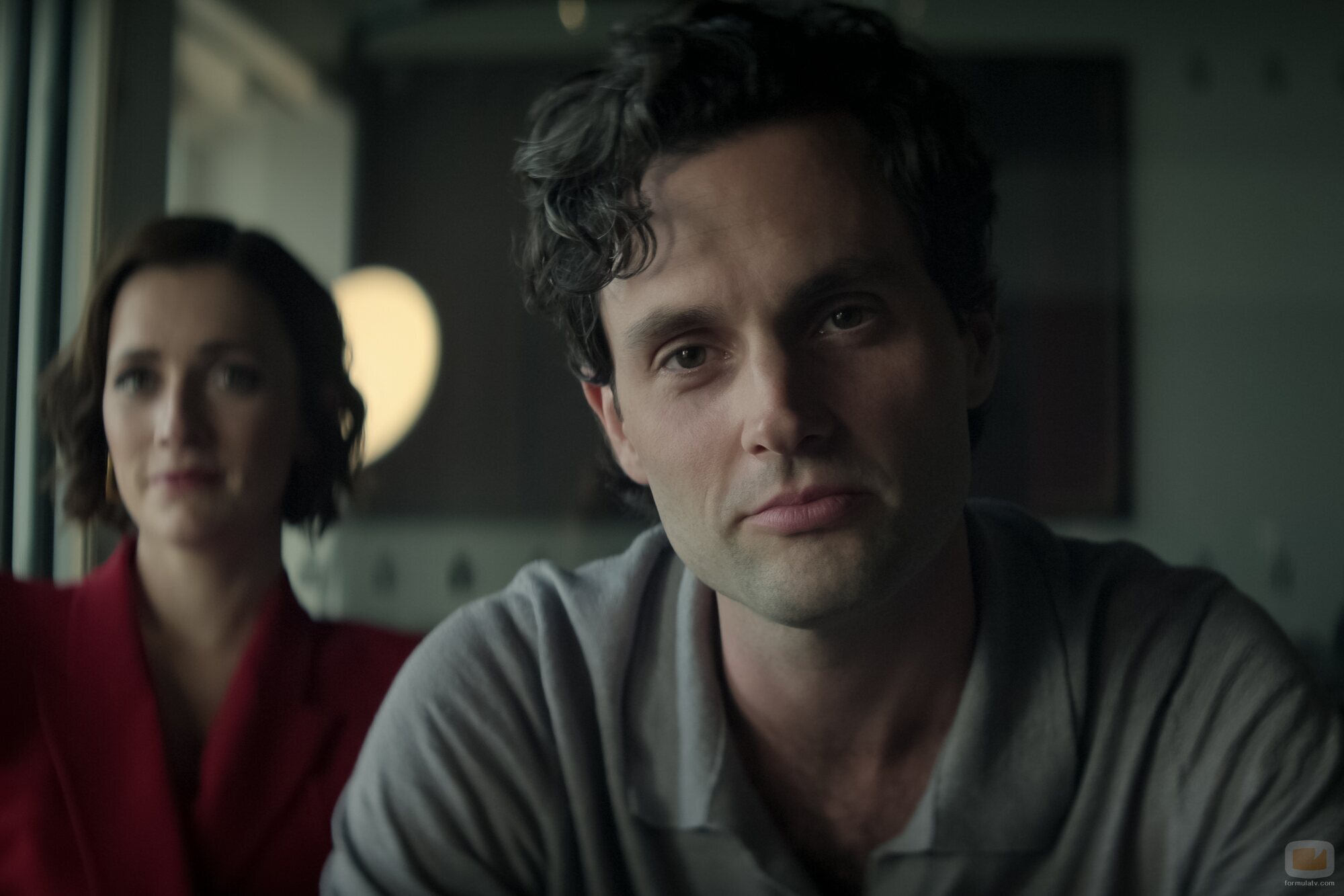 Penn Badgley y Charlotte Ritchie en 4x10 titulado 'La muerte de Jonathan Moore' de 'You'