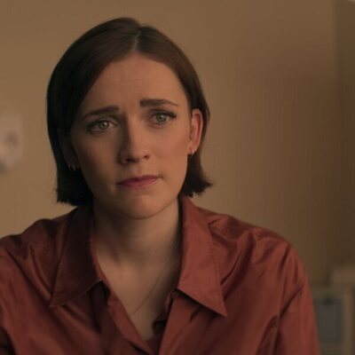 Charlotte Ritchie en 4x10 'La muerte de Jonathan Moore' de 'You'