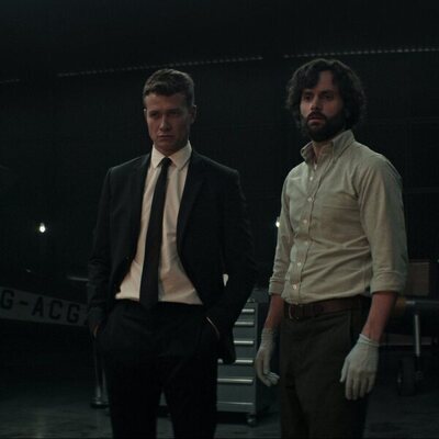 Penn Badgley y Ed Speleers en la temporada 4 y el capítulo 10 de 'You'