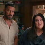 Brooke Elliott y Brandon Quinn en 'Un grado de compromiso' de 'Sweet Magnolias'
