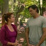 Justin Bruening y JoAnna García en 'Un grado de compromiso' de 'Sweet Magnolias'