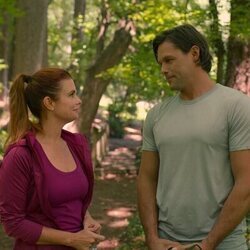 Justin Bruening y JoAnna García en 'Un grado de compromiso' de 'Sweet Magnolias'