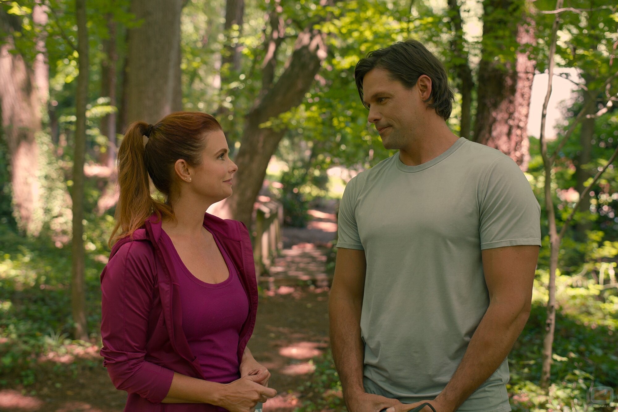 Justin Bruening y JoAnna García en 'Un grado de compromiso' de 'Sweet Magnolias'