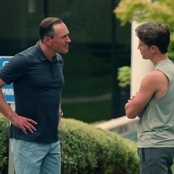Chris Klein y Carson Rowland en 3x02 titulado 'Un grado de compromiso' de 'Sweet Magnolias'