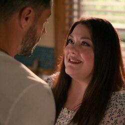 Brooke Elliott y Brandon Quinn en 'En busca de...' de 'Sweet Magnolias'