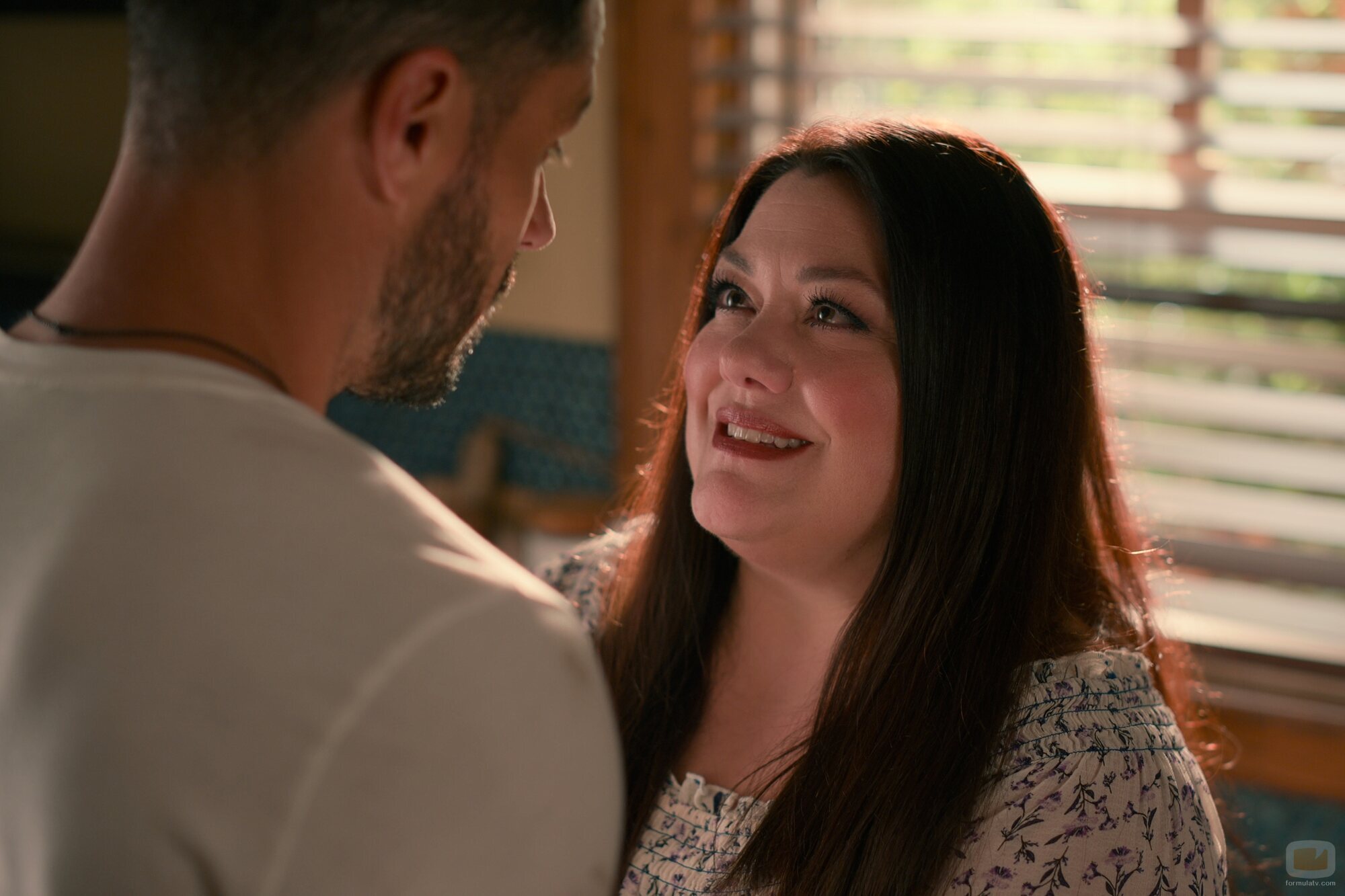 Brooke Elliott y Brandon Quinn en 'En busca de...' de 'Sweet Magnolias'