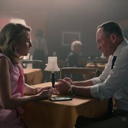 Wynn Everett y Chris Klein en 3x03 'En busca de...' de 'Sweet Magnolias'