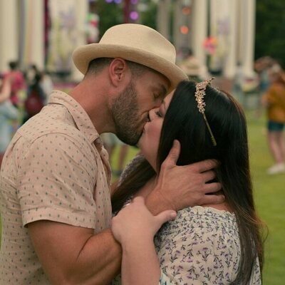 Still de Brooke Elliott y Brandon Quinn en 'En busca de...' de 'Sweet Magnolias'