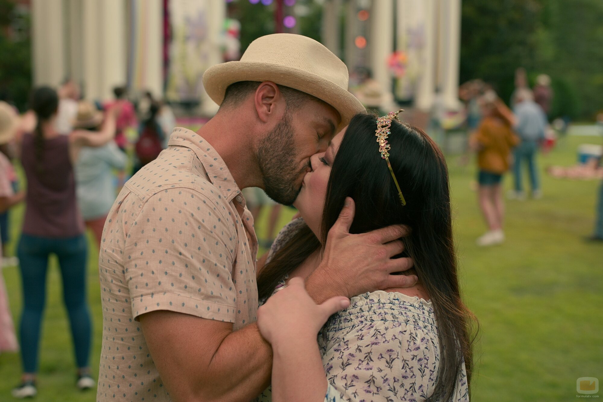 Still de Brooke Elliott y Brandon Quinn en 'En busca de...' de 'Sweet Magnolias'