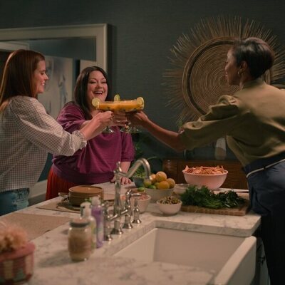 Brooke Elliott y Heather Headley en la temporada 3 y el capítulo 05 de 'Sweet Magnolias'