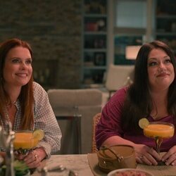 JoAnna García y Brooke Elliott en la temporada 3 y el capítulo 05 de 'Sweet Magnolias'