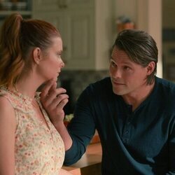 Justin Bruening y JoAnna García en el 3x07 de 'Sweet Magnolias'