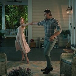 Justin Bruening y JoAnna García en 3x09 'El teléfono estropeado' de 'Sweet Magnolias'