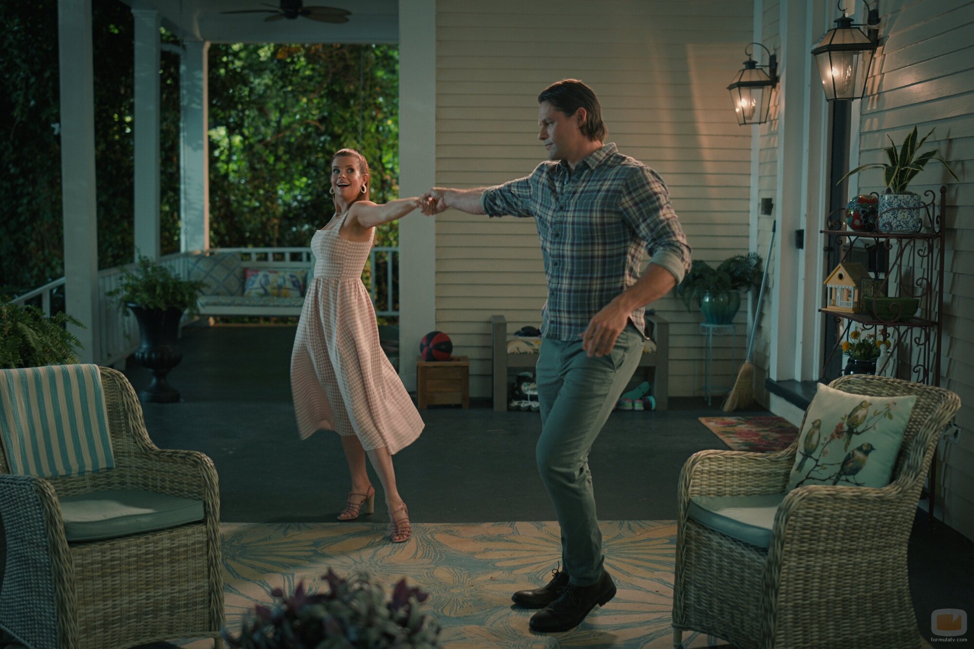 Justin Bruening y JoAnna García en 3x09 'El teléfono estropeado' de 'Sweet Magnolias'