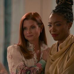 JoAnna García y Heather Headley en 'Guárdame un sitio' de 'Sweet Magnolias'