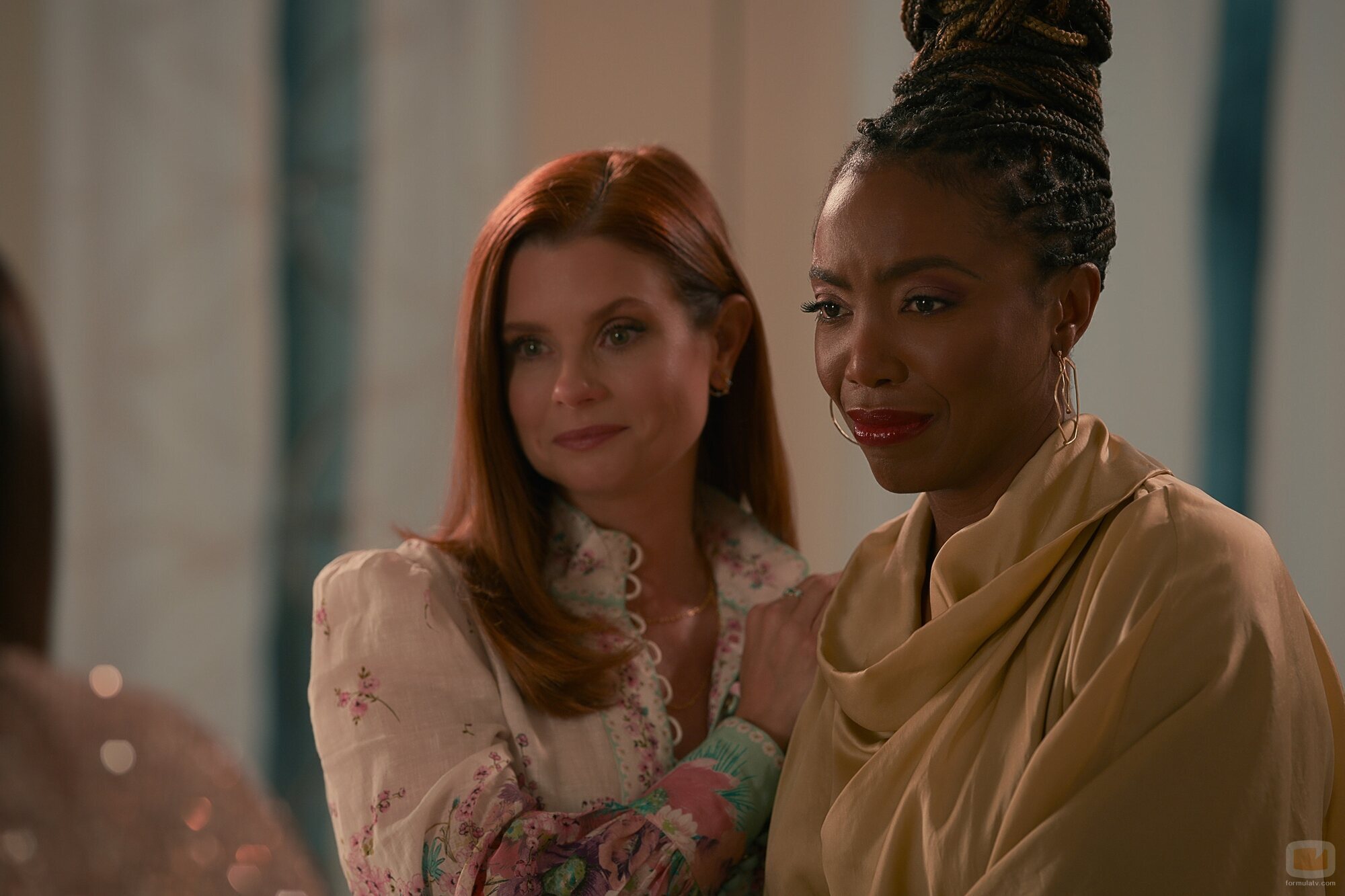 JoAnna García y Heather Headley en 'Guárdame un sitio' de 'Sweet Magnolias'