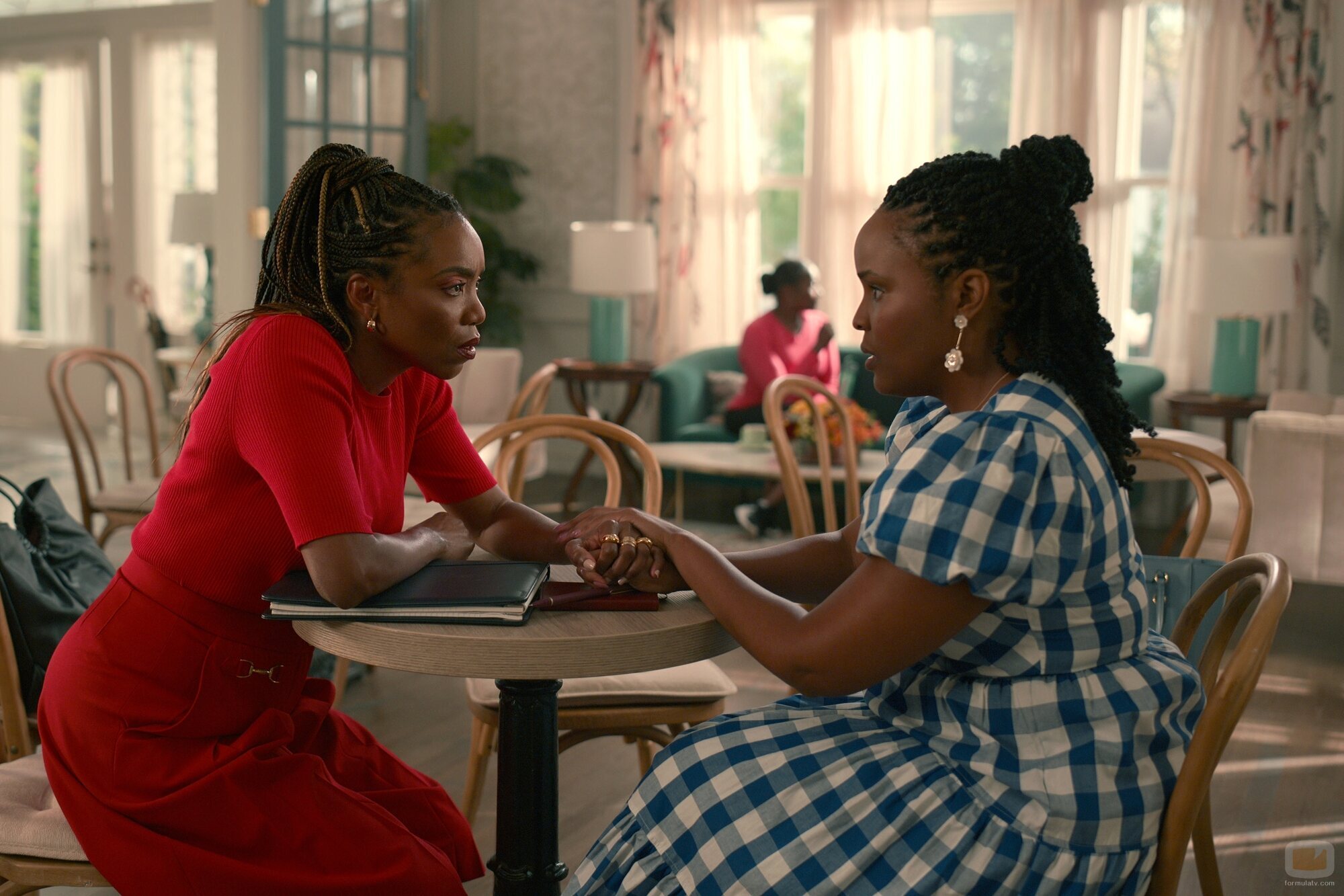 Heather Headley y Brittany L. Smith en el 'Guárdame un sitio' de 'Dulces Magnolias'