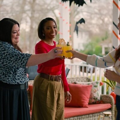 Brooke Elliott y Heather Headley en el 'Sueños prácticos' de 'Dulces Magnolias'