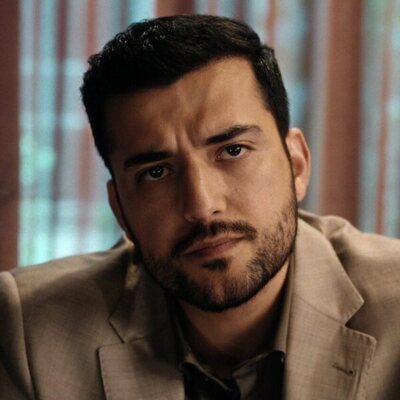 Phoenix Raei en la temporada 1 y el capítulo 01 de 'Vinagre de manzana'